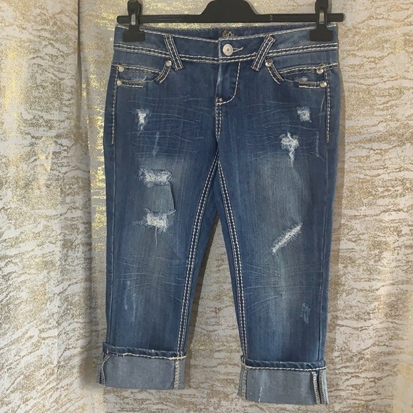 ALMOST famous Medium Blue Wash Distressed Capris Jeans Size 5 - Picture 2 of 10